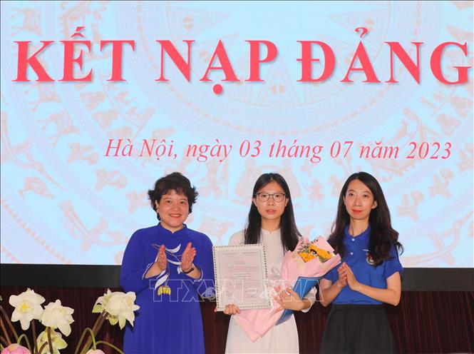Học sinh Nguyễn Hoàng Minh Châu nhận quyết định kết nạp Đảng viên mới. Ảnh: Thanh Tùng - TTXVN