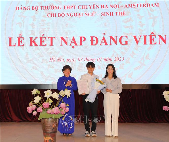 Học sinh Đặng Đình Trường nhận quyết định kết nạp Đảng viên mới. Ảnh: Thanh Tùng - TTXVN