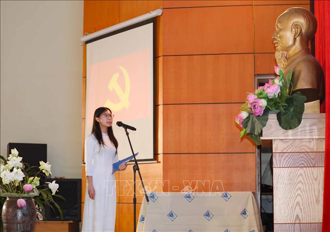 Lễ kết nạp đảng viên lần thứ 3 trong năm học 2022- 2023 của Trường THPT Chuyên Hà Nội - Amsterdam tiếp tục đánh dấu mốc quan trọng đối với công tác phát triển Đảng trong học sinh của nhà trường, góp phần thực hiện nhiệm vụ đẩy mạnh và nâng cao chất lượng kết nạp đảng viên. Ảnh: Thanh Tùng - TTXVN