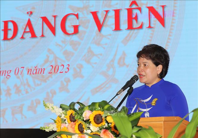 Nhà giáo Trần Thuỳ Dương, Bí thư Đảng uỷ, Hiệu trưởng Trường THPT Chuyên Hà Nội - Amsterdam cho biết, Đảng ủy nhà trường luôn tích cực xây dựng và phát triển chiến lược bồi dưỡng, giáo dục chính trị tư tưởng linh hoạt, phong phú để khơi gợi khát vọng bước vào hàng ngũ Đảng viên của học sinh. Ảnh: Thanh Tùng - TTXVN