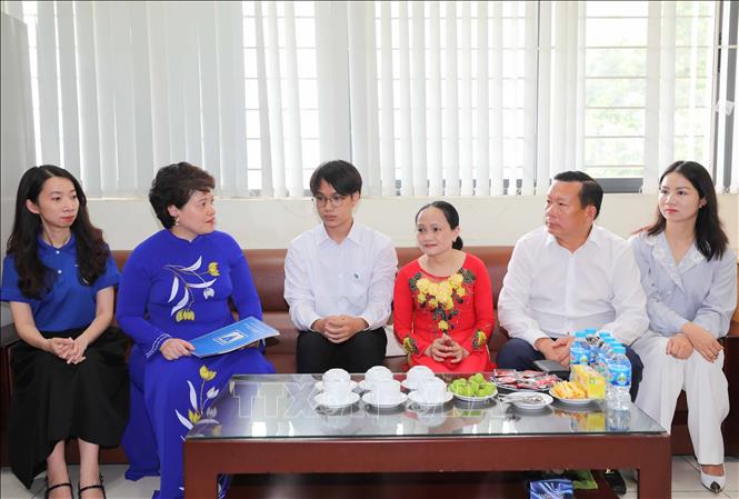 Trước hoàn cảnh khó khăn của đảng viên trẻ Đặng Đình Trường (bố bị tai nạn không còn khả năng lao động, mẹ không có việc làm ổn định), Đảng bộ trường THPT Chuyên Hà Nội – Amsterdam đã trao tặng một số tiết kiệm, mong cùng gia đình em khắc phục bớt khó khăn. Ảnh: Thanh Tùng - TTXVN