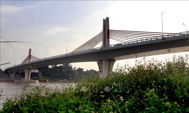 Cầu Vĩnh Phú bắc qua sông Lô nối xã Đức Bác (huyện Sông Lô, tỉnh Vĩnh Phúc) với thành phố Việt Trì (Phú Thọ). Ảnh: Hoàng Hùng – TTXVN
