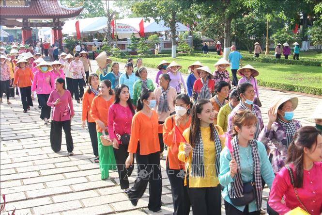 “Ngày hội áo bà ba” với sự tham gia của hơn 200 phụ nữ trên địa bàn tỉnh Bến Tre. Ảnh: Chương Đài - TTXVN