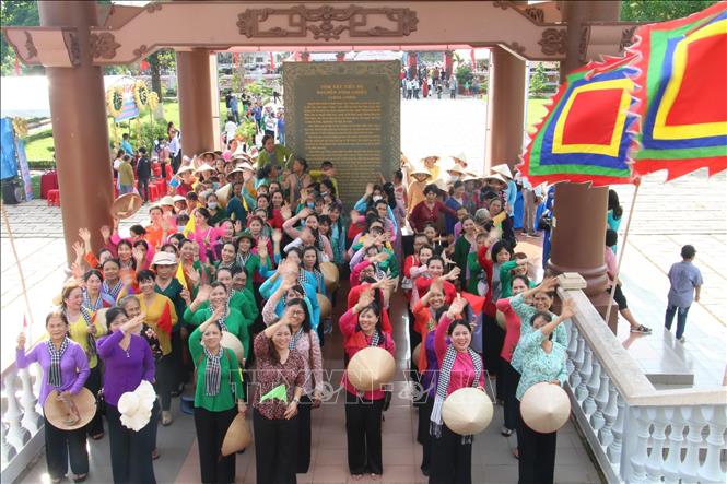 “Ngày hội áo bà ba” với sự tham gia của hơn 200 phụ nữ trên địa bàn tỉnh Bến Tre. Ảnh: Chương Đài - TTXVN