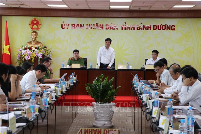 Chủ tịch UBND tỉnh Bình Dương Võ Văn Minh phát biểu tại hội nghị sơ kết. Ảnh: Chí Tưởng -TTXVN
