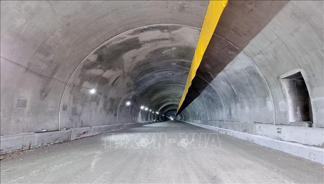 Hầm Núi Vung thuộc dự án cao tốc Cam Lâm - Vĩnh Hảo đã được khai thông. Ảnh: Công Thử - TTXVN