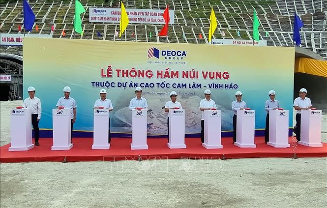 Các đại biểu thưc hiện nghi thức bấm thông hầm Núi Vung. Ảnh: Công Thử - TTXVN