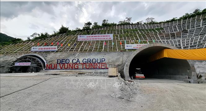 Quang cảnh hầm Núi Vung thuộc dự án cao tốc Cam Lâm – Vĩnh Hảo. Ảnh: Công Thử - TTXVN