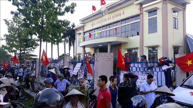 Trong ảnh: Đông đảo người dân xã Đông Á theo dõi buổi đối thoại tại Nhà văn hóa xã Đông Á. Ảnh:Thế Duyệt – TTXVN 