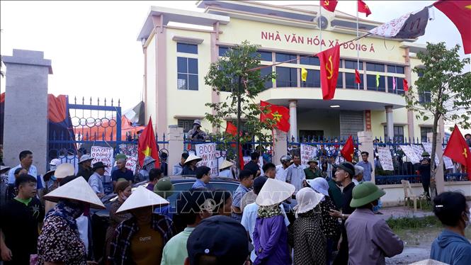 Trong ảnh: Đông đảo người dân xã Đông Á theo dõi buổi đối thoại tại Nhà văn hóa xã Đông Á. Ảnh:Thế Duyệt – TTXVN 