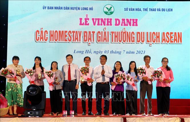 Vinh danh các homestay đạt Giải thưởng du lịch ASEAN qua các năm 2017-2019, 2019-2021, 2023. Ảnh: Lê Thúy Hằng – TTXVN