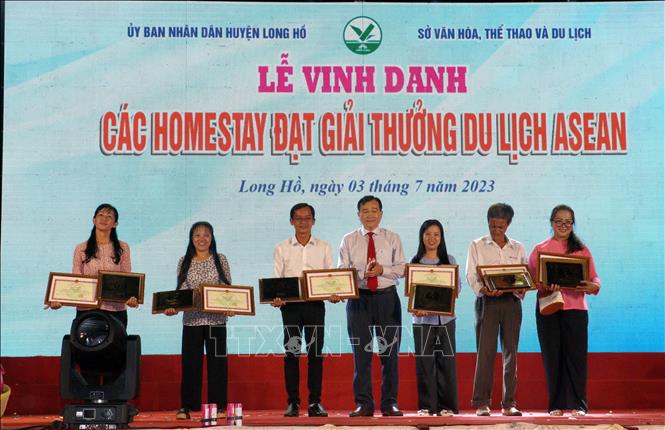 Trao Bằng khen của Chủ tịch Ủy ban nhân dân tỉnh Vĩnh Long cho các homestay đạt Giải thưởng Du lịch ASEAN năm 2023. Ảnh: Lê Thúy Hằng – TTXVN