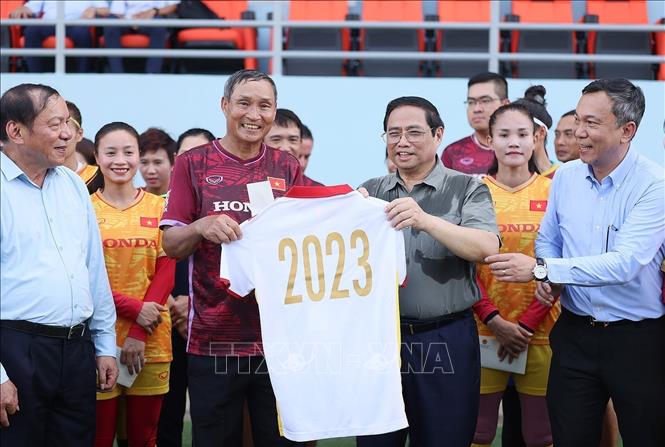 Prime Minister Pham Minh Chinh meets and presents gifts to the national football squad in Hanoi on July 3 before their departure for the FIFA Women's World Cup Australia & New Zealand 2023. VNA Photo: Dương Giang
