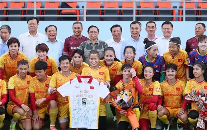 Prime Minister Pham Minh Chinh meets and presents gifts to the national football squad in Hanoi on July 3 before their departure for the FIFA Women's World Cup Australia & New Zealand 2023. VNA Photo: Dương Giang
