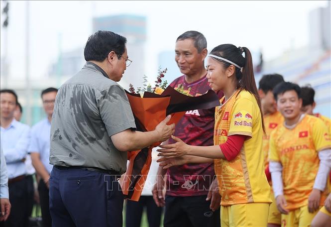 Prime Minister Pham Minh Chinh meets and presents gifts to the national football squad in Hanoi on July 3 before their departure for the FIFA Women's World Cup Australia & New Zealand 2023. VNA Photo: Dương Giang