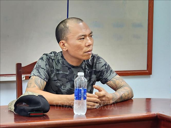 Trong ảnh: Một đối tượng trong băng nhóm 