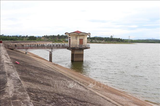 Mực nước hồ Trung Chỉ ở thành phố Đông Hà (Quảng Trị) đã xuống khá thấp nên được tích trữ để ứng phó với nguy hạn hán trong mùa hè 2023. Ảnh: Nguyên Lý-TTXVN
