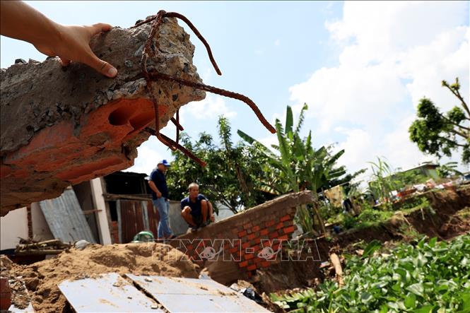 Trong ảnh: Bê tông cốt thép ngôi nhà bị sạt lở của ông Võ Văn Dũng còn trơ ra. Ảnh: Hồng Đạt - TTXVN
