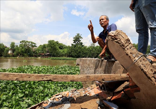 Trong ảnh: Nhà ông Võ Văn Dũng, 73 tuổi, ngụ ấp Hòa Dân, xã Nhị Mỹ, huyện Cao Lãnh sụp xuống sông Cần Lố do sạt lở vào cuối tháng 5/2023. Ảnh: Hồng Đạt - TTXVN
