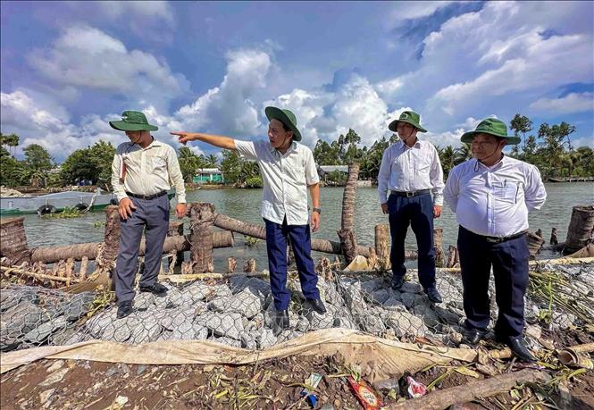 Trong ảnh: Lãnh đạo UBND Thành phố Cần Thơ kiểm tra điểm sạt lở bờ sông Ô Môn, đoạn qua xã Tân Thạnh, huyện Thới Lai, cuối tháng 5/2023. Ảnh: Thanh Liêm - TTXVN

