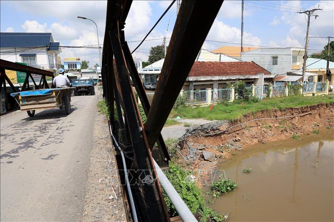 Trong ảnh: Cây cầu bắc qua sông Cần Lố, xã Nhị Mỹ, huyện Cao Lãnh, Đồng Tháp ngay sát điểm sạt lở. Ảnh: Hồng Đạt - TTXVN
