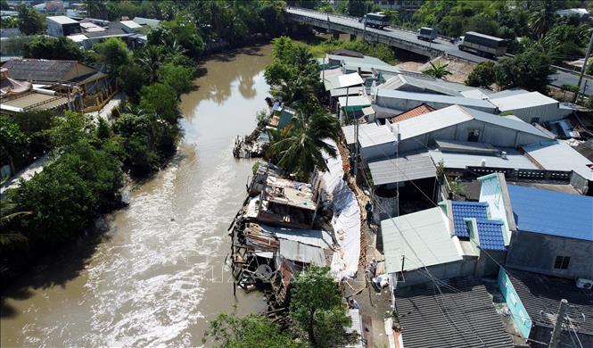 Trong ảnh: Vụ sạt lở ven kênh Đốc Phủ Hiền thuộc xã Tân Phú Đông, thành phố Sa Đéc, tỉnh Đồng Tháp, vào tháng 5/2023. Ảnh: Nhựt An - TTXVN
