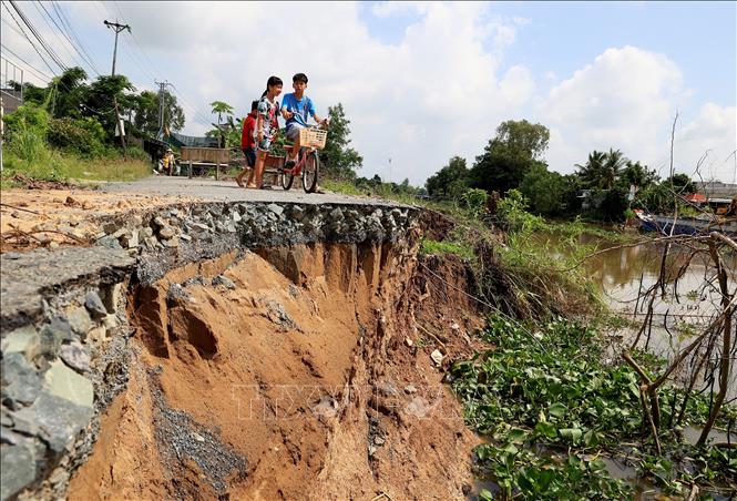  Trong ảnh: Sạt lở bờ sông Cần Lố (đoạn gần Bưu điện xã Nhị Mỹ, huyện Cao Lãnh) dài khoảng 50m, ăn sâu 5-7m nhìn như miệng vực. Ảnh: Hồng Đạt - TTXVN
