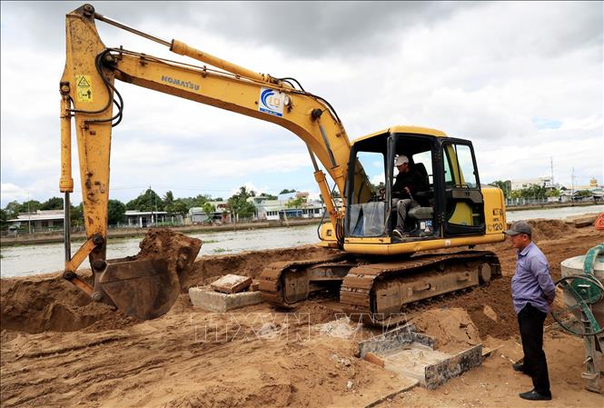 Trong ảnh: Thi công tuyến kè và bến phà sông Ô Môn. Ảnh: Hồng Đạt - TTXVN

