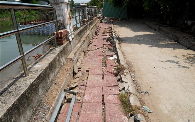 Trong ảnh: Đoạn kè ven rạch Cái Dầu thuộc Dự án kè khu vực chợ Bình Thành (huyện Thanh Bình, tỉnh Đồng Tháp) xuất hiện tình trạng nghiêng, sụp lún. Ảnh: Nhựt An - TTXVN
