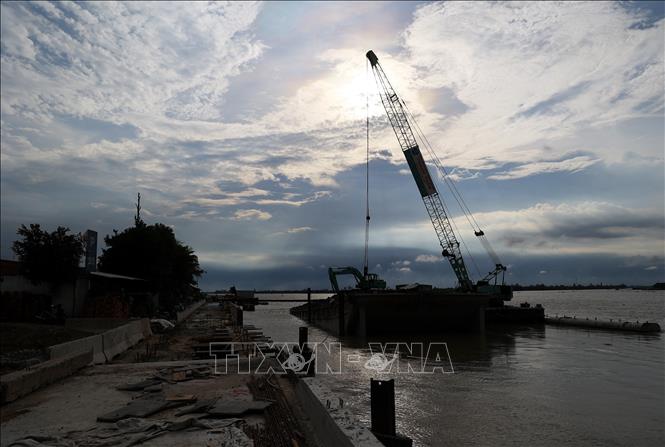 Trong ảnh: Thi công công trình chống sạt lở bờ sông Tiền, đoạn qua hai xã Tân Mỹ và Mỹ An Hưng B, huyện Lấp Vò, tỉnh Đồng Tháp. Ảnh: Hồng Đạt - TTXVN
