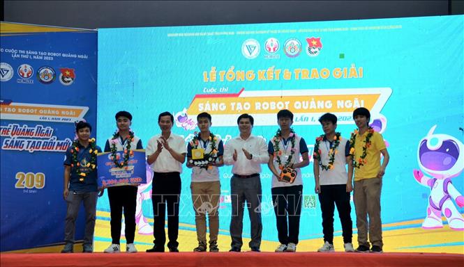 Ban tổ chức trao giải Nhất cho đội Megatron (Trường THPT Bình Sơn, huyện Bình Sơn). Ảnh: Đinh Hương-TTXVN