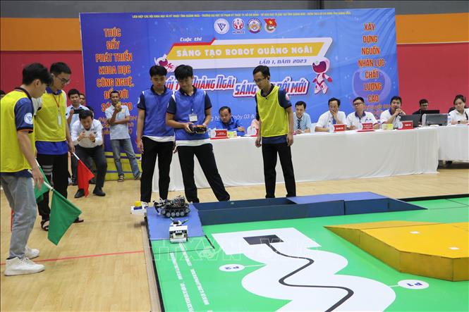 Trận Chung kết kịch tính của Cuộc thi Sáng tạo Robot Quảng Ngãi lần thứ I. Ảnh: Đinh Hương – TTXVN 
