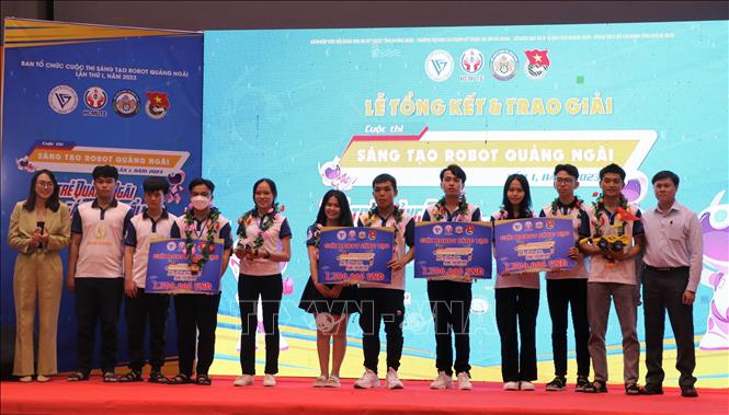 Ban tổ chức trao giải Robot sáng tạo cho các đội. Ảnh: Đinh Hương – TTXVN 
