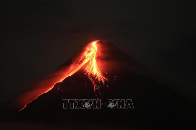 Núi lửa Mayon ở tỉnh Albay, Philippines phun trào nham thạch, ngày 11/6/2023. Ảnh: AFP/TTXVN