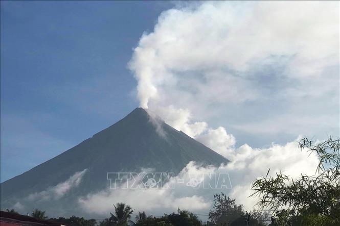 Núi lửa Mayon ở tỉnh Albay, Philippines phun khói bụi, ngày 8/6/2023. Ảnh: AFP/TTXVN