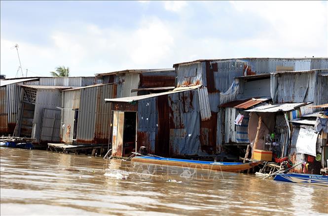 Trong ảnh: Những ngôi nhà cập kênh Bọng Két, xã Tân Tiến, huyện Đầm Dơi, tỉnh Cà Mau bị sụp xuống sát mép nước. Ảnh: Hồng Đạt - TTXVN
