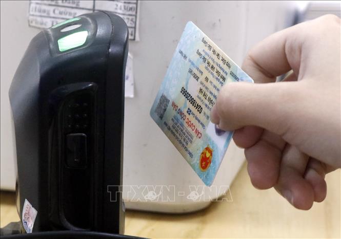 Dùng máy quét QR code trên CCCD gắn chíp để tra cứu thông tin người bệnh. Ảnh: Đồng Thúy-TTXVN