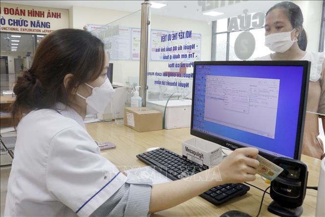 Nhân viên y tế dùng máy quét QR code trên CCCD gắn chíp để tra cứu thông tin người bệnh tại Trung tâm y tế huyện Tân Yên, Bắc Giang. Ảnh: Đồng Thúy-TTXVN