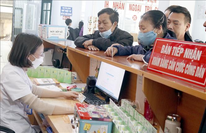 Người dân sử dụng CCCD gắn chíp thay thẻ BHYT đi khám chữa bệnh tại Trung tâm Y tế huyện Hiệp Hòa, Bắc Giang. Ảnh: Đồng Thúy-TTXVN
