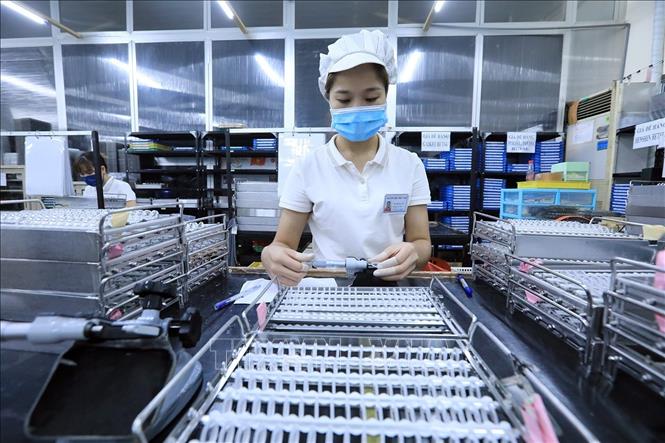 Đo đường kính của thấu kính. Ảnh: Tuấn Anh - TTXVN