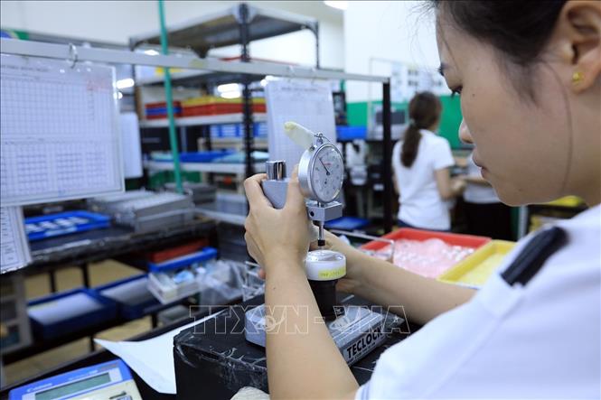 Quy trình định tâm thấu kính. Ảnh: Tuấn Anh - TTXVN