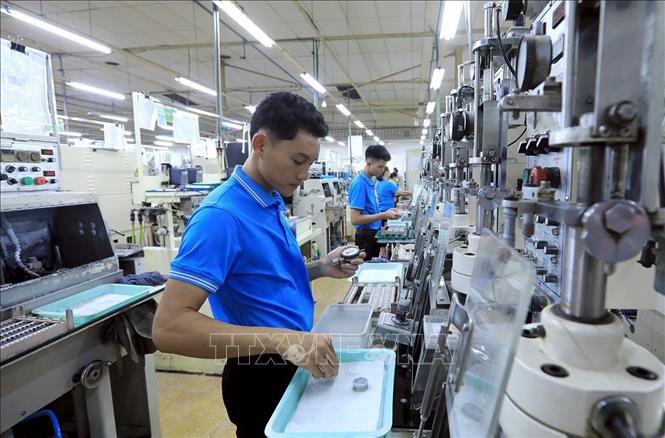 Bề mặt sản phẩm sẽ được hoàn thiện với độ nhẵn yêu cầu phải nhỏ hơn 0.002 micrometer, đồng thời độ chính xác cầu phải đạt mức λ / 2 ~ λ / 4. Ảnh: Tuấn Anh - TTXVN
