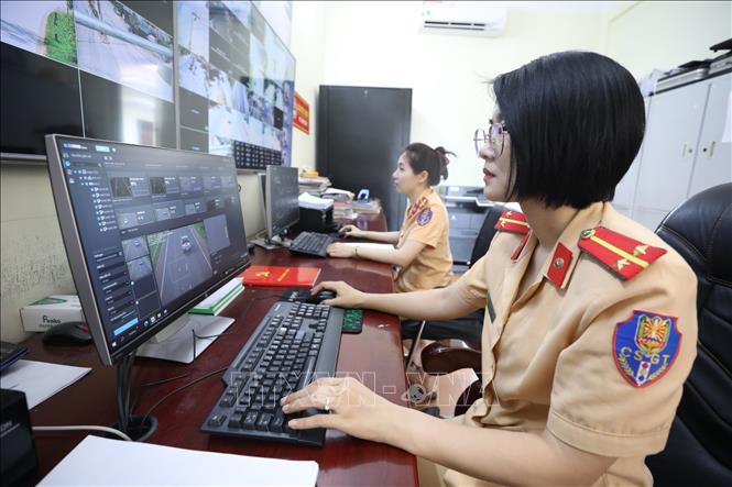 Hoạt động giám sát xử lý vi phạm trật tự an toàn giao thông tại Trung tâm quản lý hệ thống camera giám sát xử lý vi phạm trật tự an toàn giao thông của Công an tỉnh Lạng Sơn. Ảnh: Anh Tuấn – TTXVN
