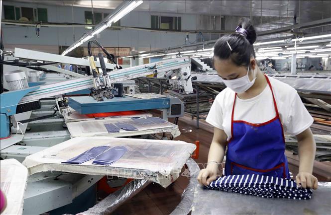 A production line of the An Phu Printing and Garment Co. Ltd in Yen My district, northern Hung Yen province. VNA Photo: Trần Việt