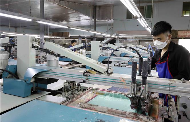 A production line of the An Phu Printing and Garment Co. Ltd in Yen My district, northern Hung Yen province. VNA Photo: Trần Việt