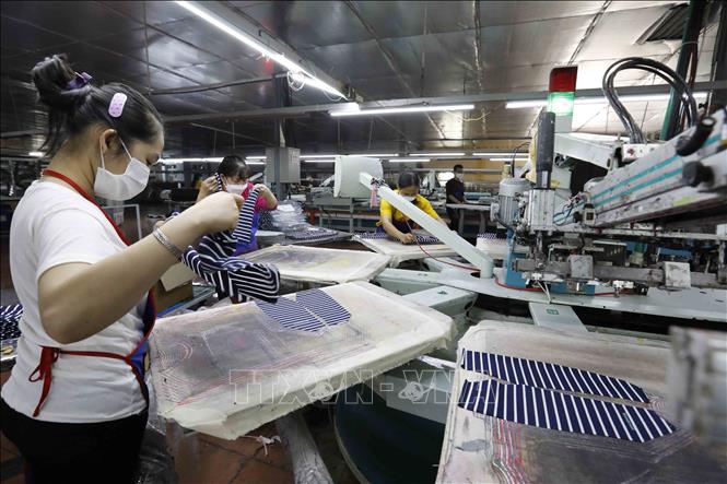 A production line of the An Phu Printing and Garment Co. Ltd in Yen My district, northern Hung Yen province. VNA Photo: Trần Việt