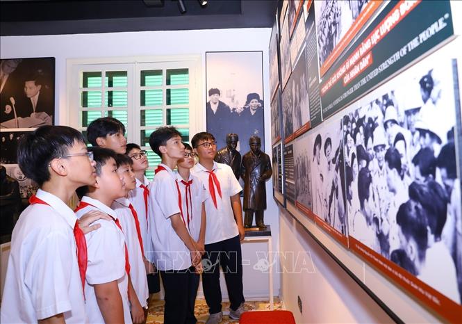 Học sinh tham quan Bảo tàng Đại tướng Nguyễn Chí Thanh. Ảnh: Văn Điệp - TTXVN