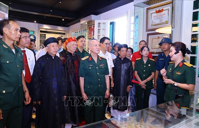 Đại tướng Phạm Văn Trà với các đại biểu tham quan Bảo tàng Đại tướng Nguyễn Chí Thanh tại Hà Nội. Ảnh: Văn Điệp – TTXVN