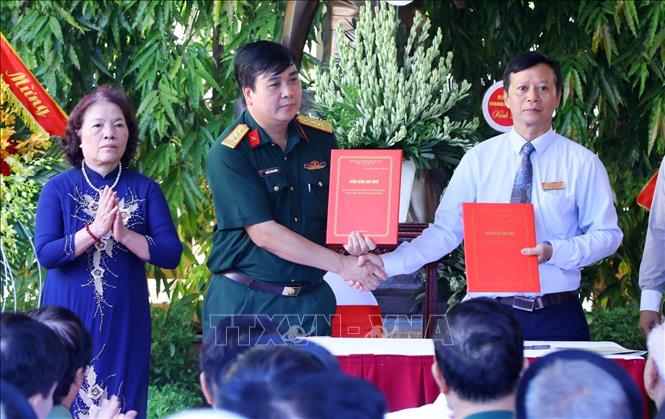 Ký kết Biên bản ghi nhớ giữa Bảo tàng Đại tướng Nguyễn Chí Thanh và Học viện Chính trị Bộ Quốc phòng. Ảnh: Văn Điệp – TTXVN