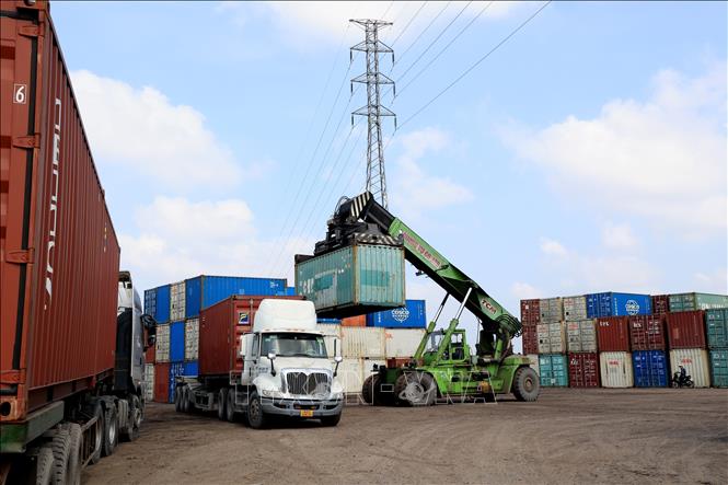 Loading rice for export to China at the Duong Vu Co. Ltd in the Mekong Delta province of Long An. VNA Photo: Hồng Đạt